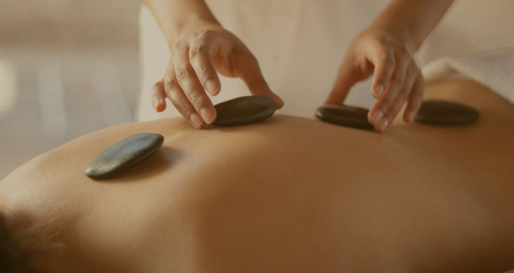 Massaggio con le pietre calde hot stone rilassante e decontratturante.