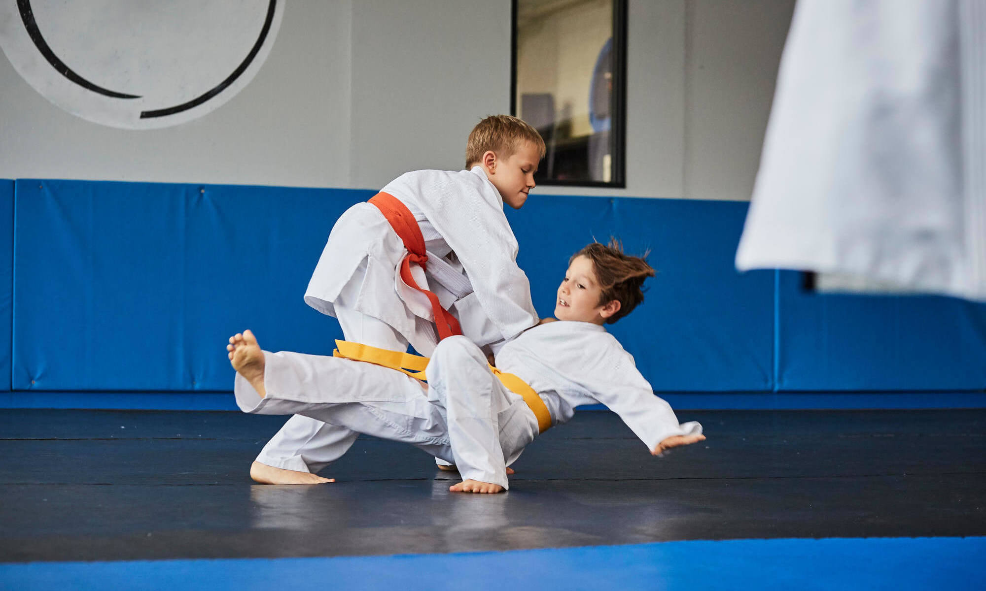 Bambini che praticano aikido