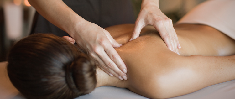 Massaggiatore che effettua massaggio anti stress e decontratturante sulla schiena.