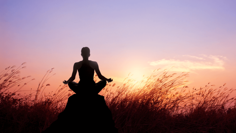 Persona che pratica un esercizio di rilassamento e meditazione mindfulness.