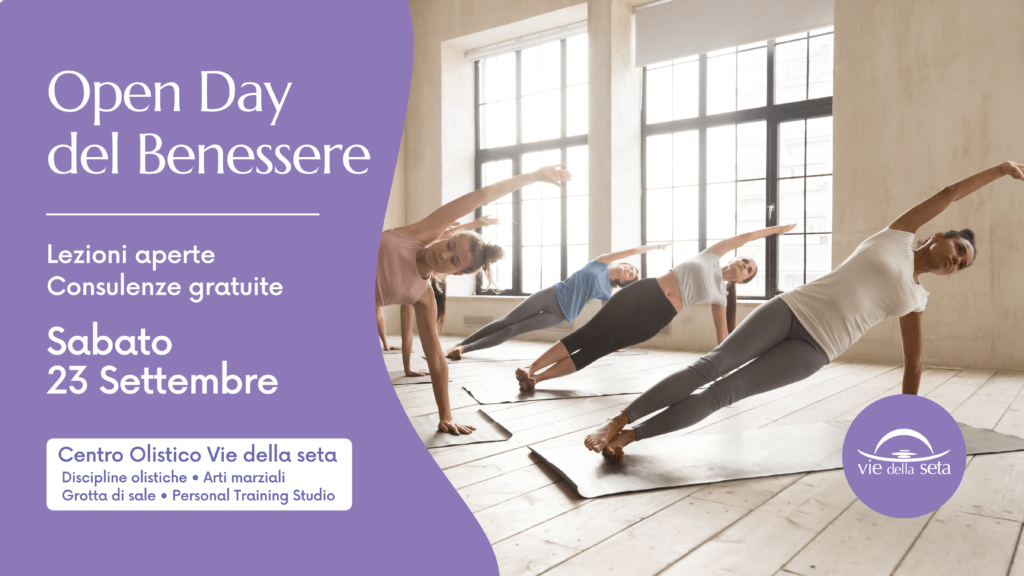 Donne che praticano yoga, pilates e ginnastica in gruppo.