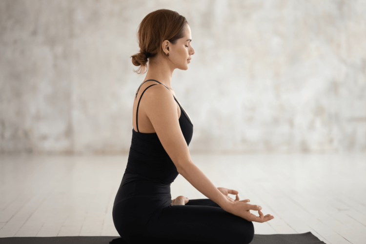 Donna che pratica esercizi di yoga e ginnastica posturale